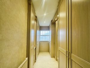 Walk in wardrobe- click for photo gallery